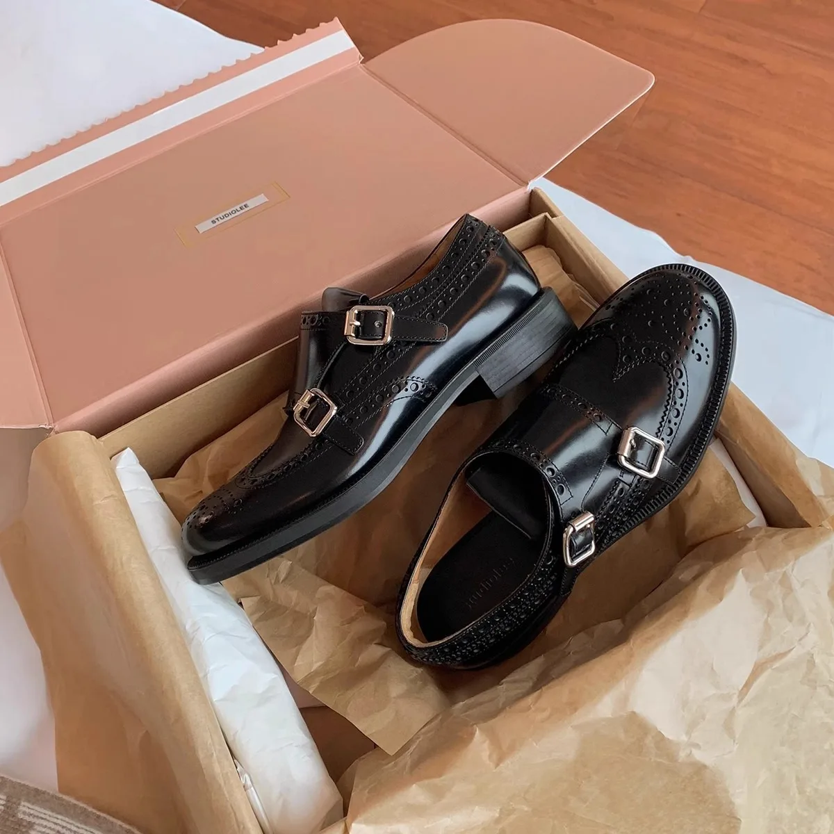 Baroque Floral Embossing Hollow out Design Thick Heel Comfortable Maternity Flats British Style Polyester Upper Leather Insole
Baroque Floral Embossing Hollow out Design Thick Heel Comfortable Maternity Flats British Style Polyester Upper Leather Insole