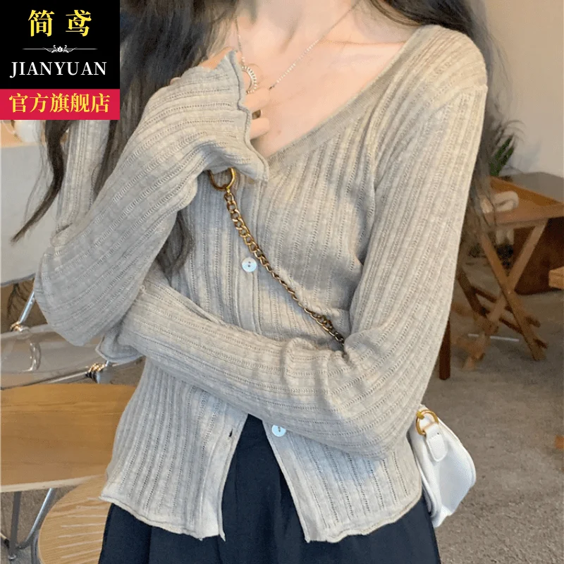 Korean V-neck Shell Button Versatile Knitted Cardigan for Women's Autumn Thin Base Shirt
Korean V-neck Shell Button Versatile Knitted Cardigan for Women's Autumn Thin Base Shirt