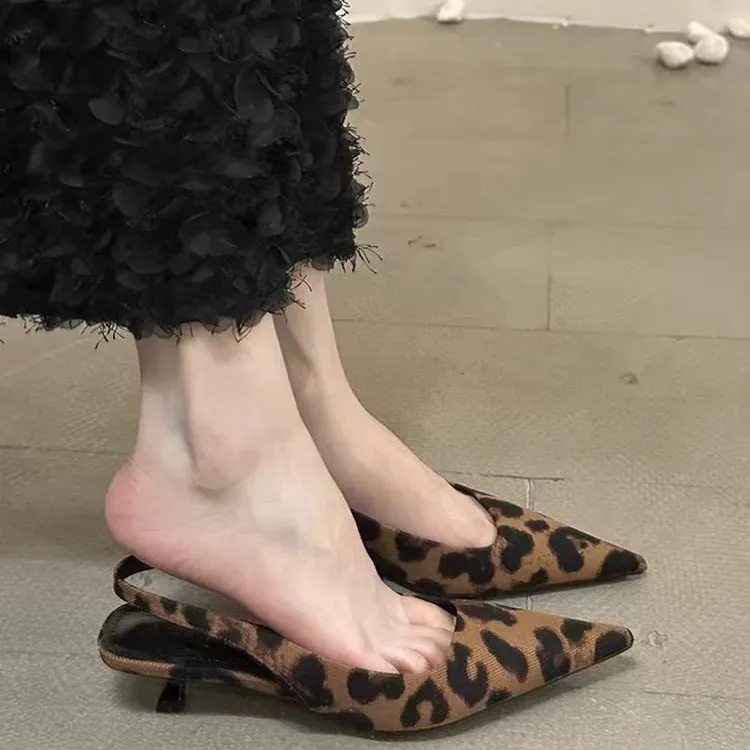 Женские французские босоножки с леопардовым принтом и узлом, новинка 2026 года, на среднем каблуке, с заостренным носком, с одним ремешком и пряжкой
Женские французские босоножки с леопардовым принтом и узлом, новинка 2026 года, на среднем каблуке, с заостренным носком, с одним ремешком и пряжкой