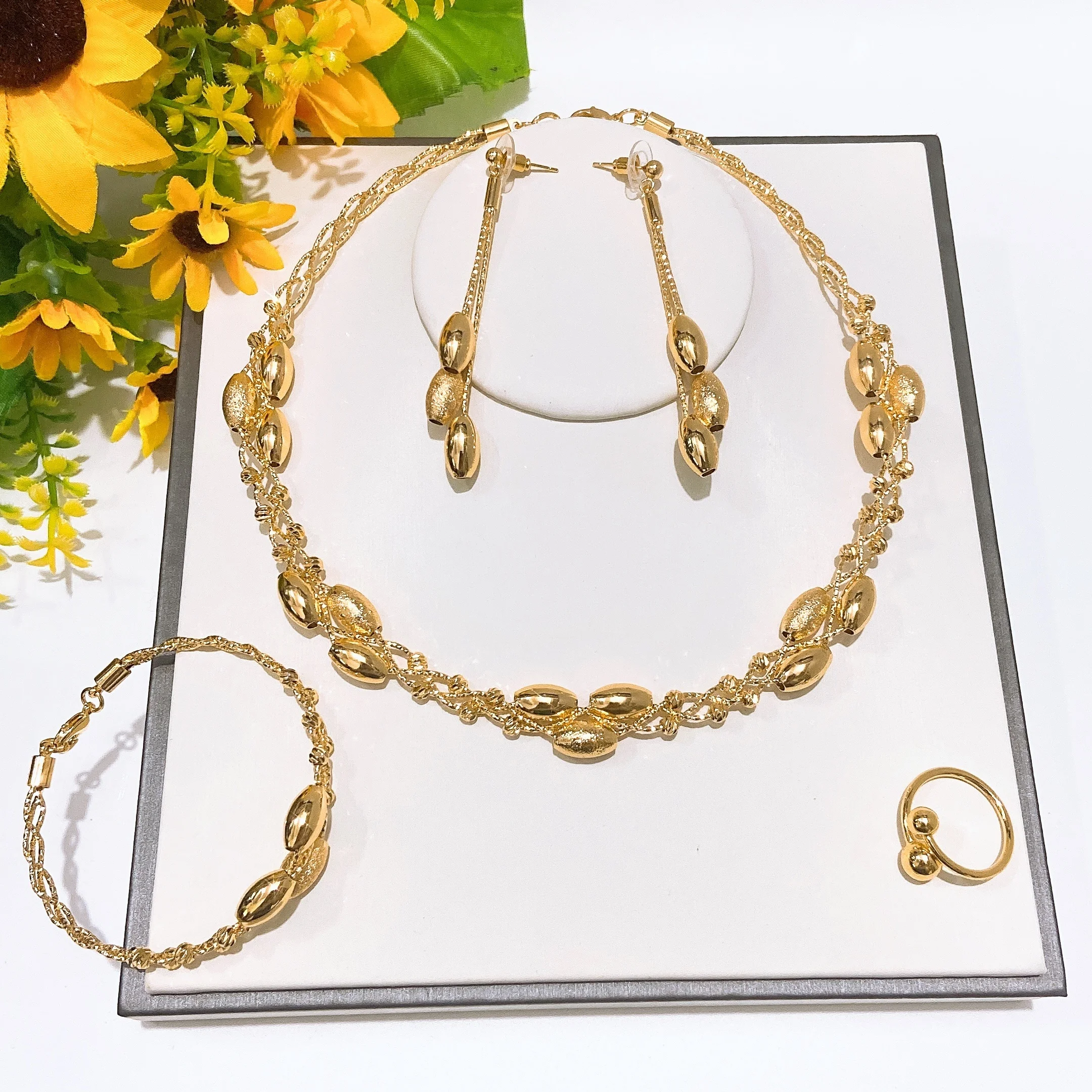 Свадебный комплект украшений из 24-каратного золота с нежным цветочным узором и кисточками.
Свадебный комплект украшений из 24-каратного золота с нежным цветочным узором и кисточками.