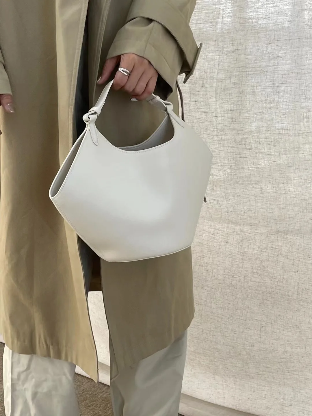 Matte Cowhide Suede Dumpling Bucket Bag Autumn Winter Women s Shoulder Tote Bag
Matte Cowhide Suede Dumpling Bucket Bag Autumn Winter Women s Shoulder Tote Bag