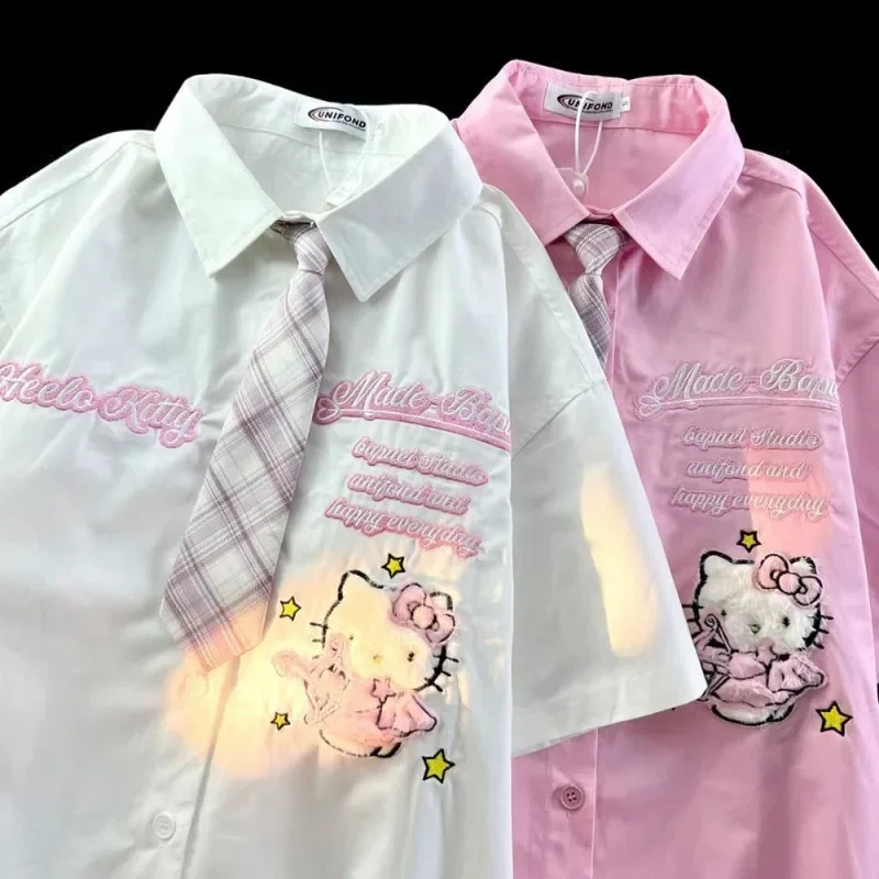 Sanrio мультфильм анимация Hello Kitty Kawaii летняя студенческая стильная милая свободная одежда-поло для девочек рубашка с галстуком с коротким рукавом подарок
Sanrio мультфильм анимация Hello Kitty Kawaii летняя студенческая стильная милая свободная одежда-поло для девочек рубашка с галстуком с коротким рукавом подарок