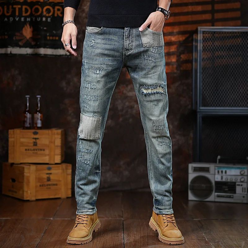 Американские осенне-зимние мужские джинсы с модными лоскутными заплатками, облегающий крой, маленькая прямая трубка, модные эластичные брюки.
Американские осенне-зимние мужские джинсы с модными лоскутными заплатками, облегающий крой, маленькая прямая трубка, модные эластичные брюки.