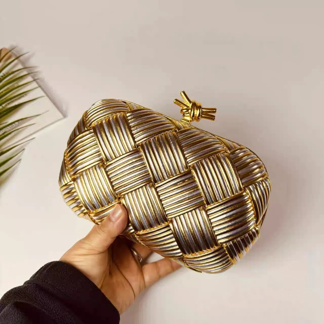 Новый дизайн, модный вечерний клатч ручной работы, ручная сумка, тканая ручная сумка и сумка на одно плечо специально
Новый дизайн, модный вечерний клатч ручной работы, ручная сумка, тканая ручная сумка и сумка на одно плечо специально