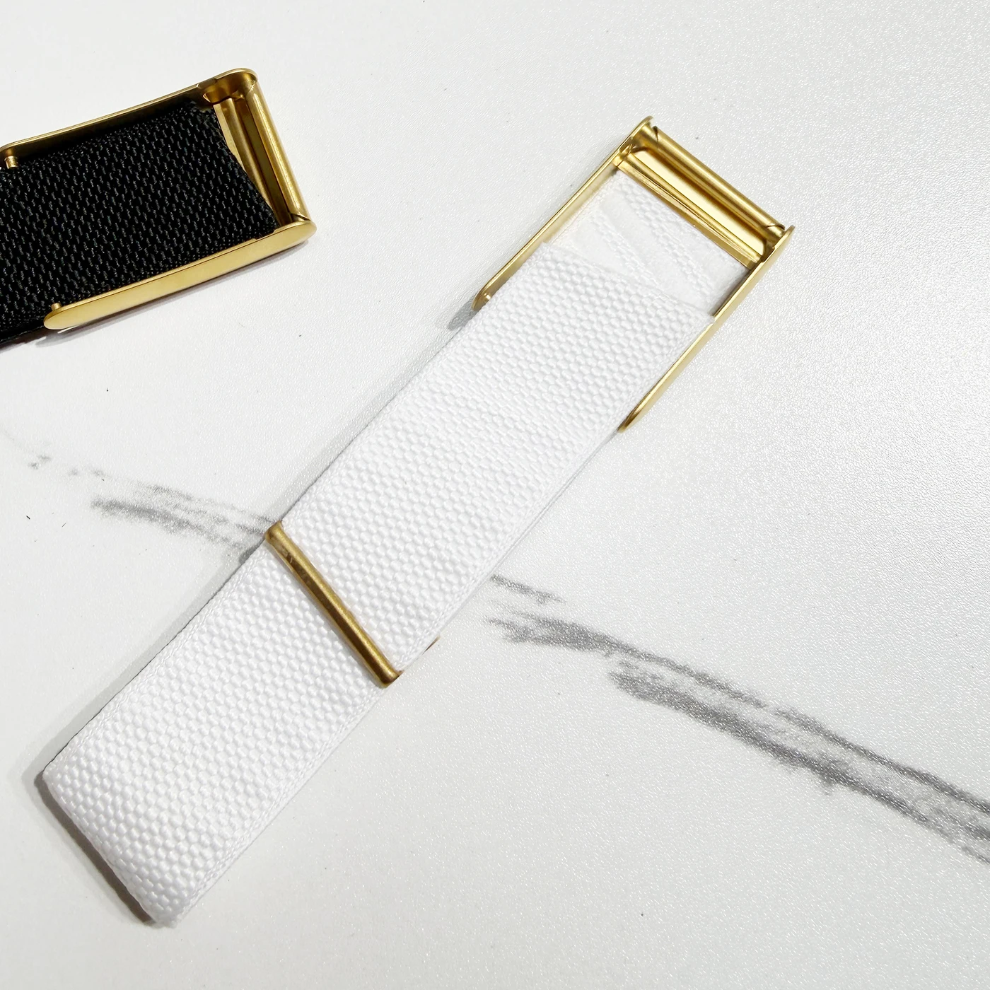 Suitable for Whoop 5.0 MG wristband strap nylon woven elastic mg sports replacement strap with shiny gold U-shaped metal frame
Suitable for Whoop 5.0 MG wristband strap nylon woven elastic mg sports replacement strap with shiny gold U-shaped metal frame