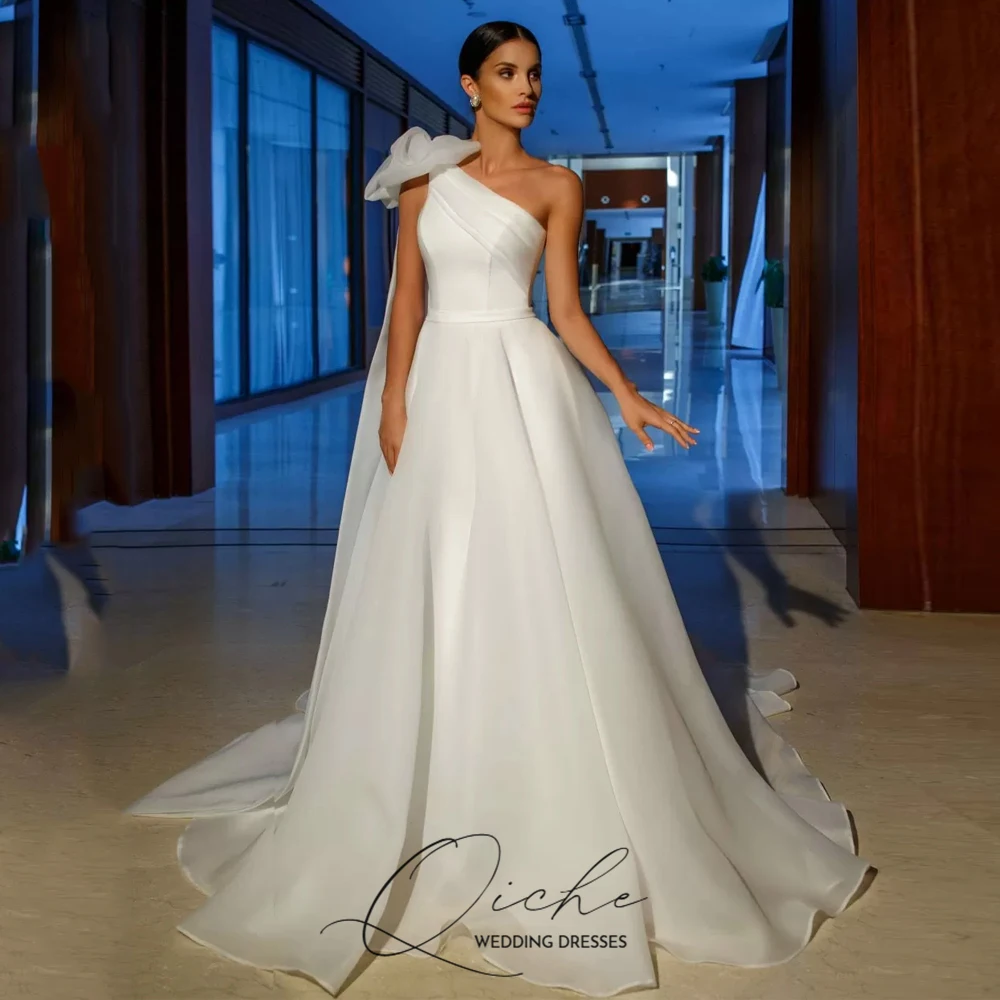 QICHE One Shoulder Silk Organza Elegant Wedding Dresses Princess A Line Sweep Train Bridal Gown Customized Wedding Gown
QICHE One Shoulder Silk Organza Elegant Wedding Dresses Princess A Line Sweep Train Bridal Gown Customized Wedding Gown