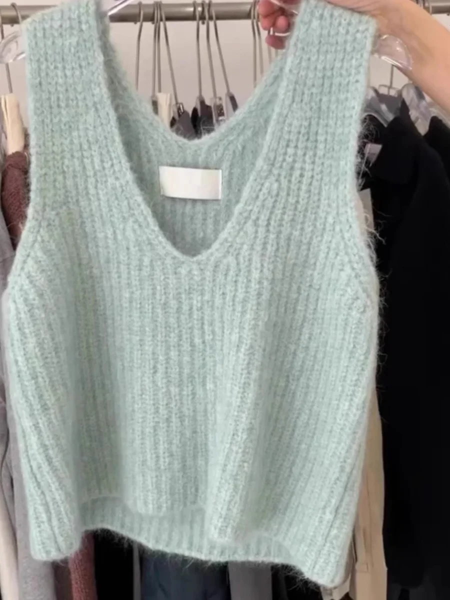 Green Knitted Sweater Vest Women's Early Autumn V-neck Sleeveless Layering Outerwear Horsehair Bear Fur Vest Soft Comfortable
Green Knitted Sweater Vest Women's Early Autumn V-neck Sleeveless Layering Outerwear Horsehair Bear Fur Vest Soft Comfortable