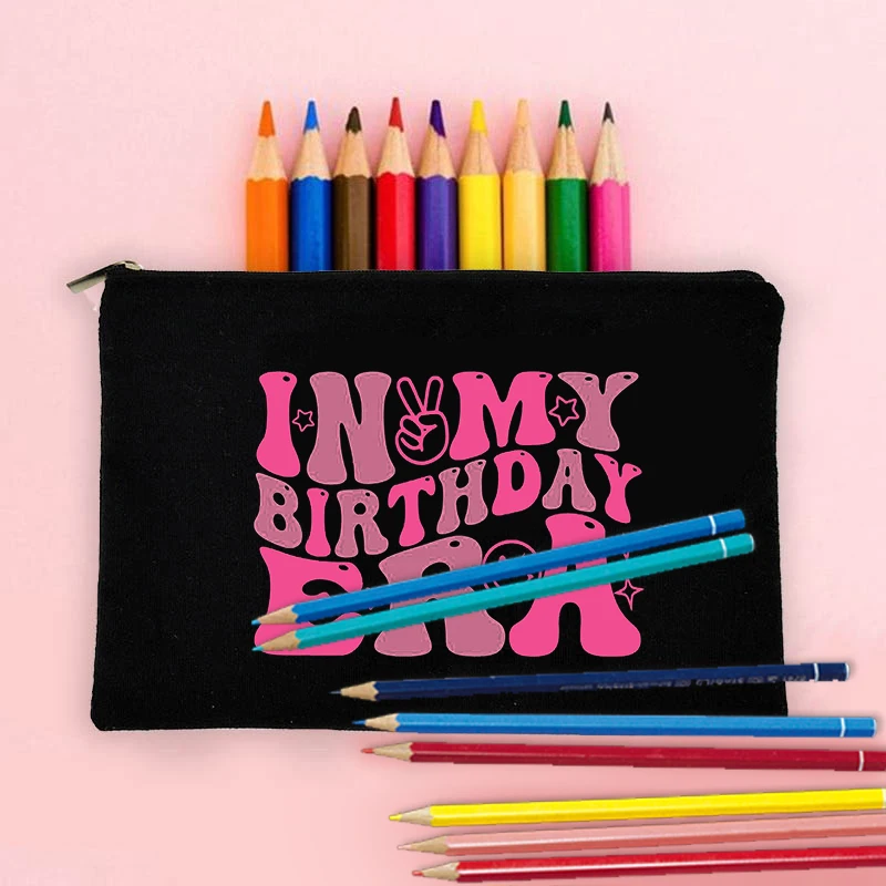 In My Birthday Era Retro Birthday Pattern Makeup Bag Cosmetic Kit Birthday Gift for Friend Sister Teacher Daughter
In My Birthday Era Retro Birthday Pattern Makeup Bag Cosmetic Kit Birthday Gift for Friend Sister Teacher Daughter