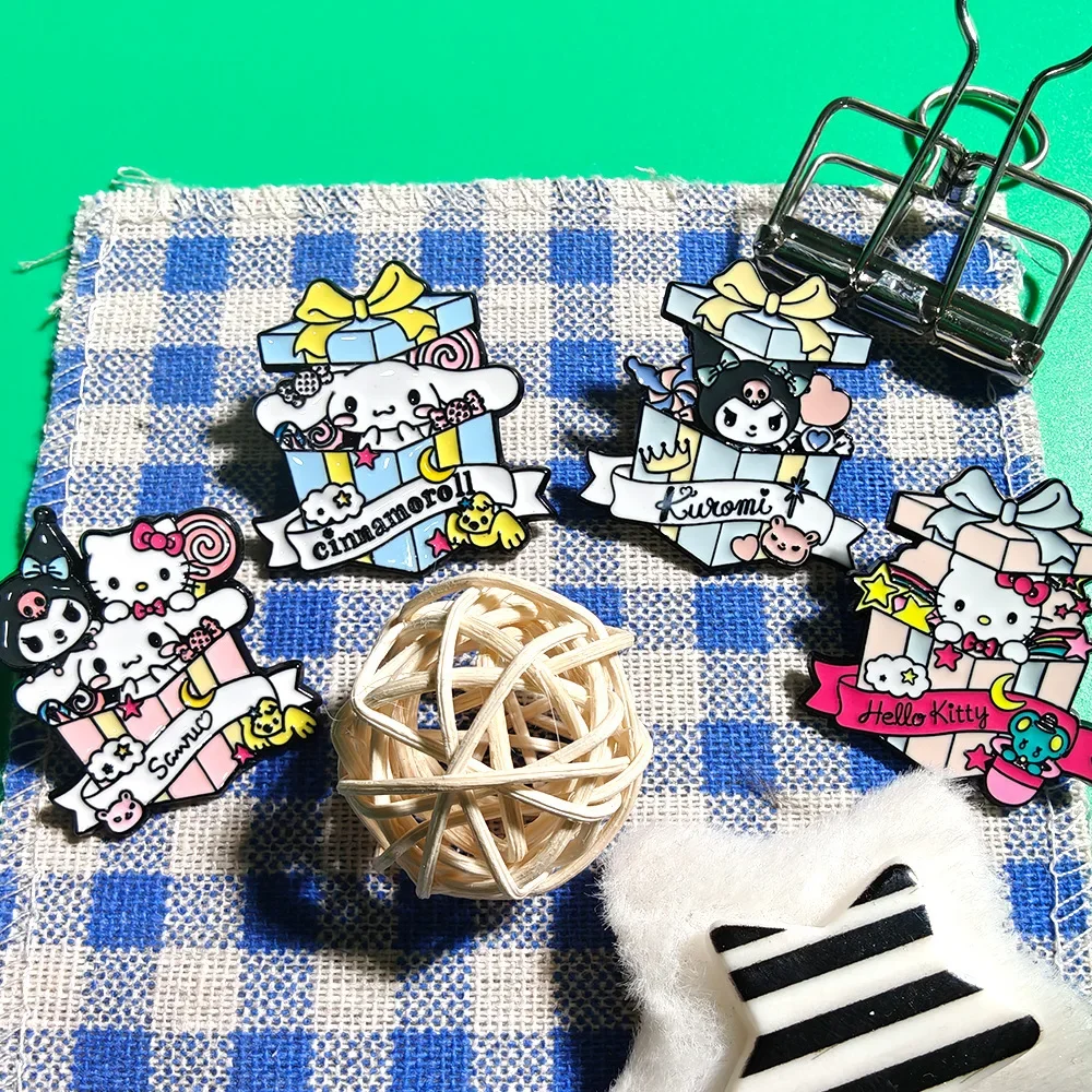 Новая подарочная коробка Sanrio, брошь HelloKitty Kuromi, японский значок, милая булавка с героями мультфильмов, декоративные аксессуары, маленький подарок
Новая подарочная коробка Sanrio, брошь HelloKitty Kuromi, японский значок, милая булавка с героями мультфильмов, декоративные аксессуары, маленький подарок