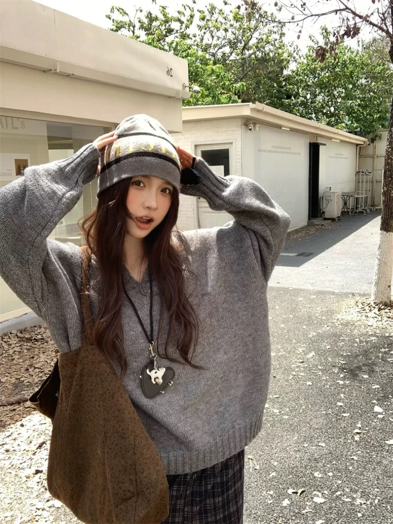 Серый вязаный свитер NUOMICI с V-образным вырезом для женщин, осенне-зимняя одежда, свободный повседневный топ с длинным рукавом, мягкий корейский стиль, темно-синий
Серый вязаный свитер NUOMICI с V-образным вырезом для женщин, осенне-зимняя одежда, свободный повседневный топ с длинным рукавом, мягкий корейский стиль, темно-синий