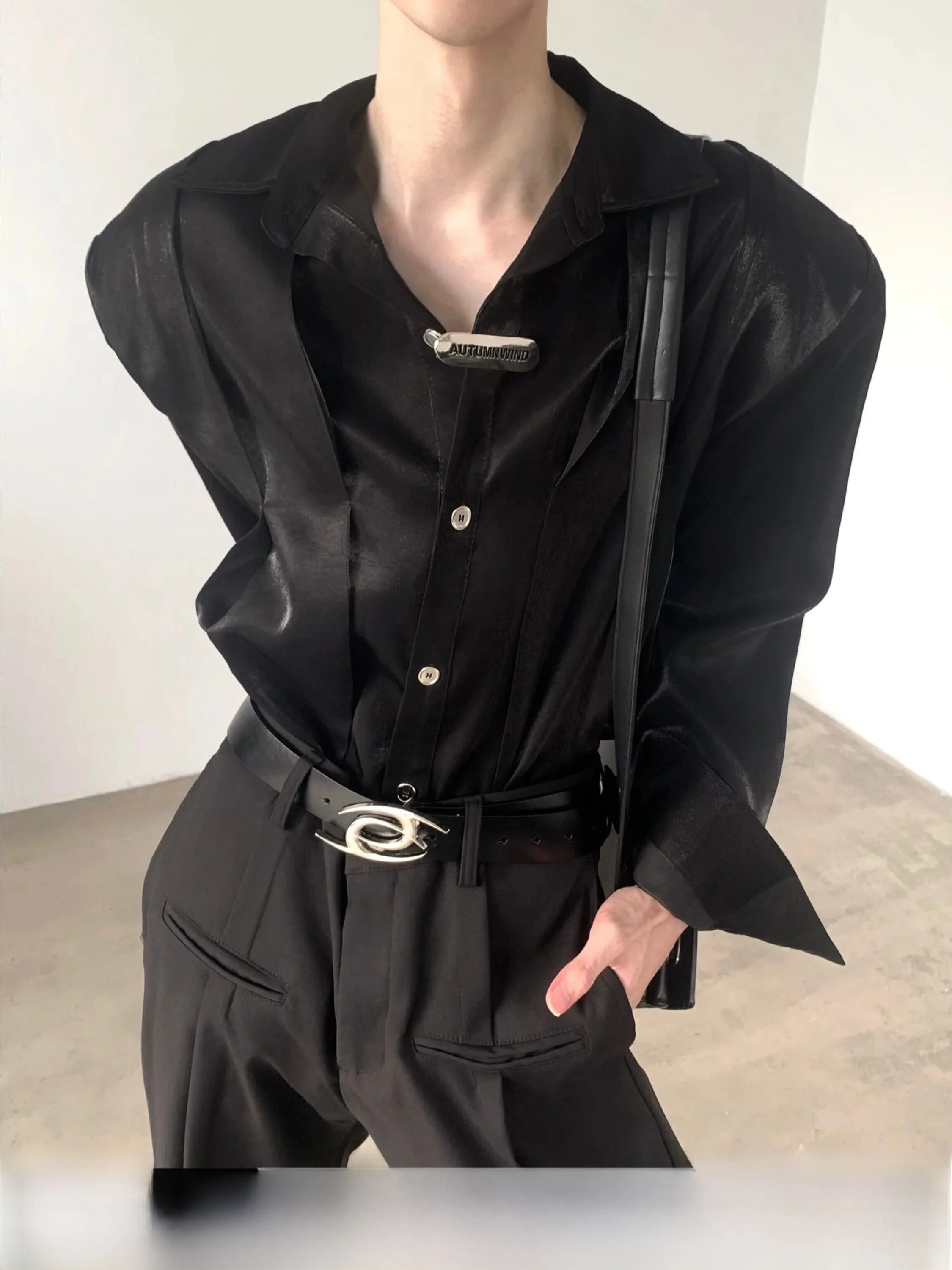 Black Liquid Metal Design Shoulder Pad Men's Shirt Autumn Mountain Wind Simple Style Long Sleeve Sharp Collar Casual Fashion
Black Liquid Metal Design Shoulder Pad Men's Shirt Autumn Mountain Wind Simple Style Long Sleeve Sharp Collar Casual Fashion