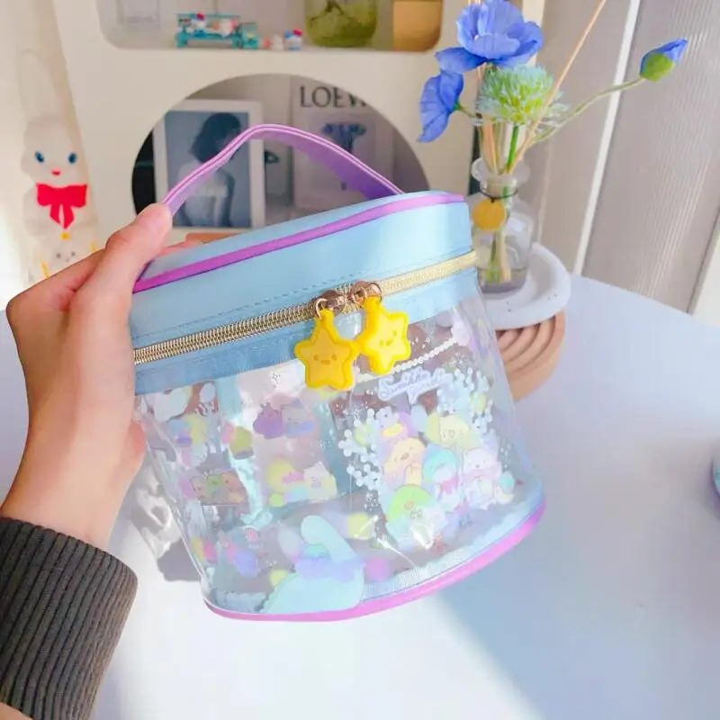 Japanese Anime Sumikkogurashi Pvc Transparent Waterproof Cylinder Handbag Two-Way Zipper Plush Doll Cosmetics Storage Girls Gift
Japanese Anime Sumikkogurashi Pvc Transparent Waterproof Cylinder Handbag Two-Way Zipper Plush Doll Cosmetics Storage Girls Gift
