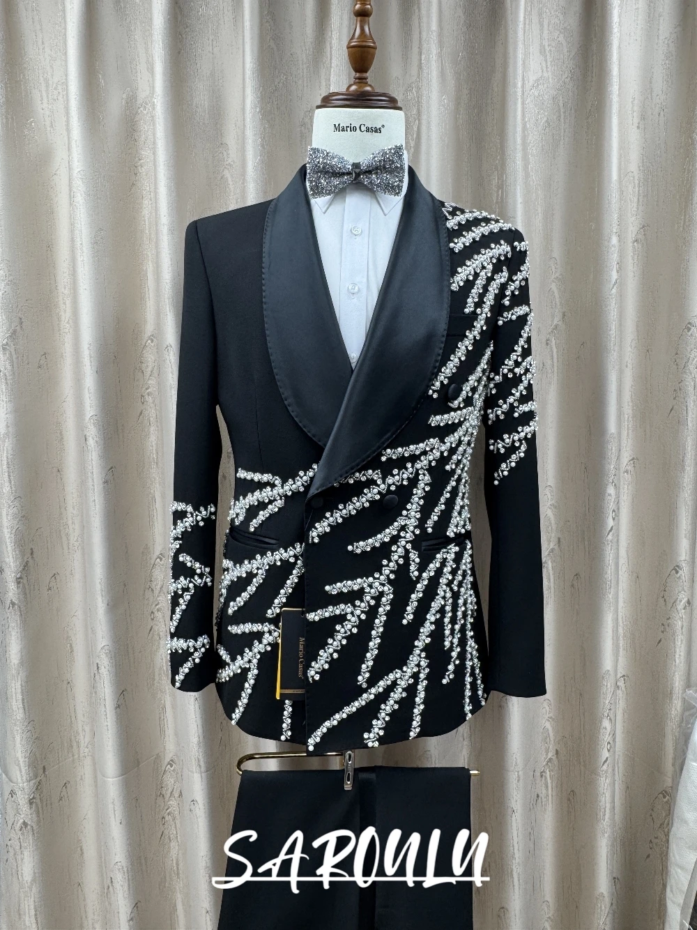 Мужской черный костюм с украшением из стразов и жемчуга, роскошный двубортный смокинг для сценических выступлений и официальных мероприятий
Мужской черный костюм с украшением из стразов и жемчуга, роскошный двубортный смокинг для сценических выступлений и официальных мероприятий