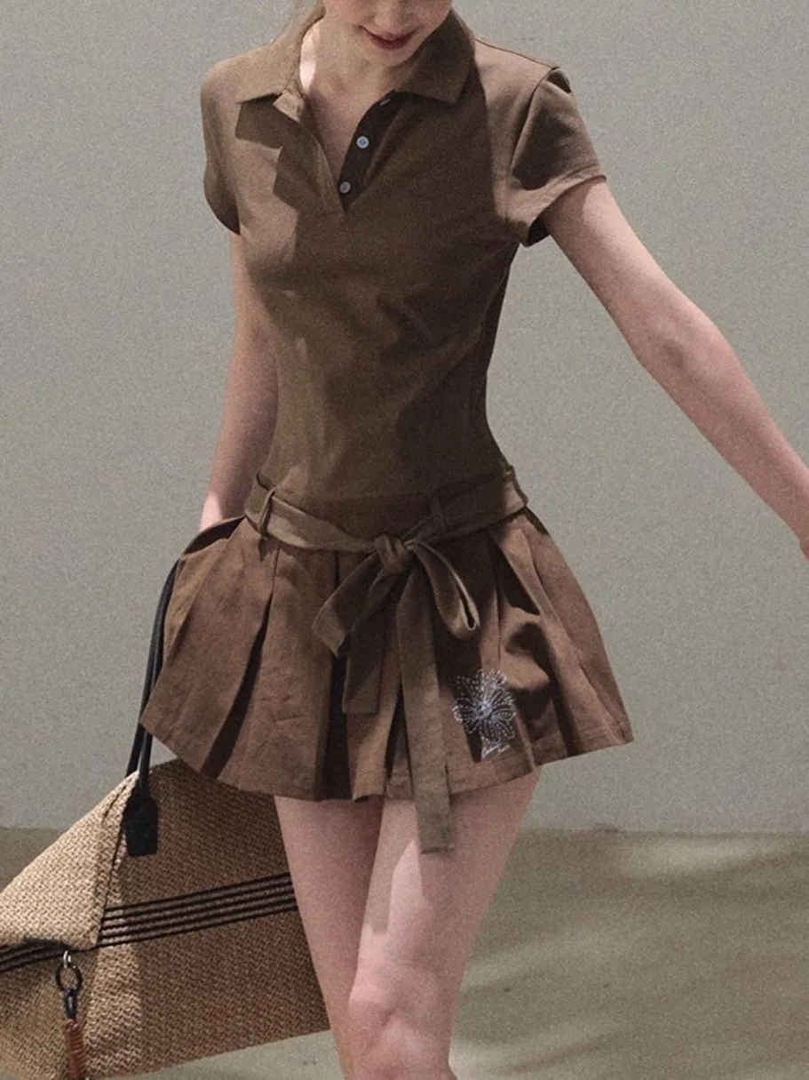 2025 Women's Y2K Polo Collar Mini Dress Slim Fit Short Sleeve Dress with Belted Pleated Skirt & Floral Spring Summer emo
2025 Women's Y2K Polo Collar Mini Dress Slim Fit Short Sleeve Dress with Belted Pleated Skirt & Floral Spring Summer emo