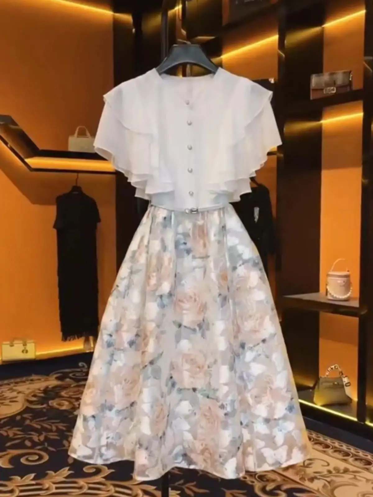French Goddess Temperament High-end Dress Summer Splicing Heavy Embroidery Fashionable Lotus Leaf Sleeve Dress
French Goddess Temperament High-end Dress Summer Splicing Heavy Embroidery Fashionable Lotus Leaf Sleeve Dress