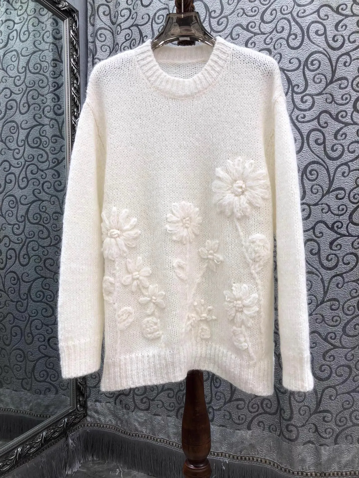 Top Quality New Long Sweaters 2025 Autumn Winter Pullovers Women Hand Made Embroidery Long Sleeve Large White Yellow Jumpers
Top Quality New Long Sweaters 2025 Autumn Winter Pullovers Women Hand Made Embroidery Long Sleeve Large White Yellow Jumpers
