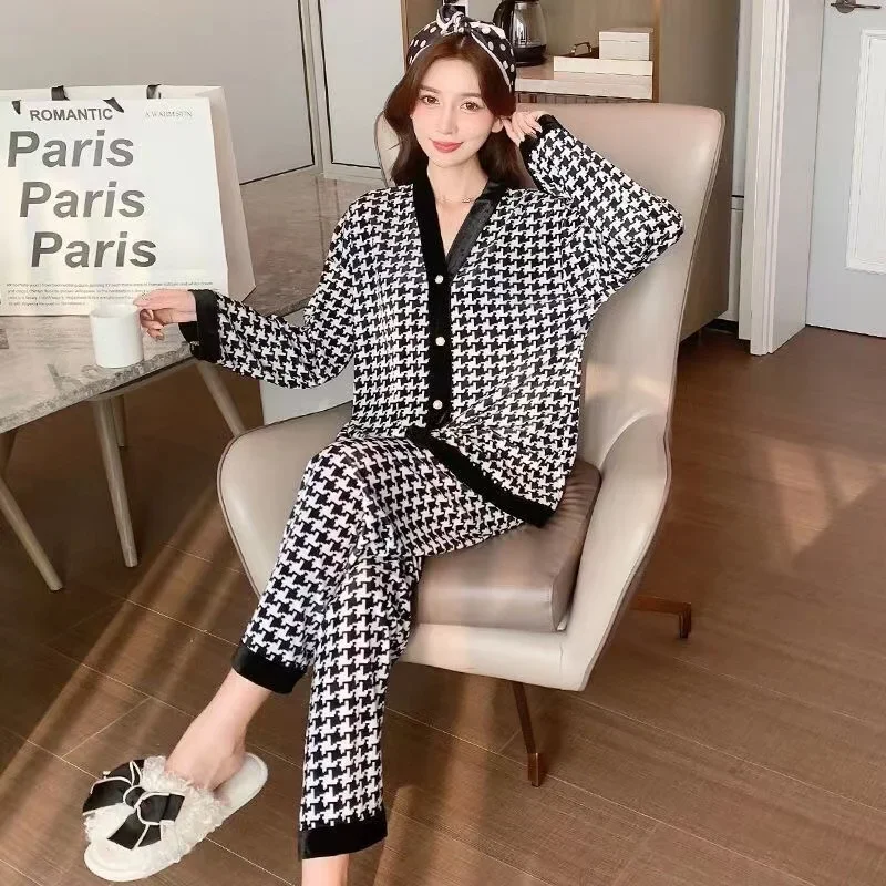 Pajamas For Women Set V Neck Design Luxury Cross Letter Print Sleepwear Silk Like Home Clothes XXL Large Size Nightwear
Pajamas For Women Set V Neck Design Luxury Cross Letter Print Sleepwear Silk Like Home Clothes XXL Large Size Nightwear