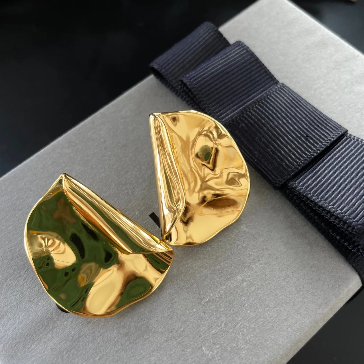 French niche pleated earrings 2024 new trendy and exaggerated personality, European and American big earrings for women
French niche pleated earrings 2024 new trendy and exaggerated personality, European and American big earrings for women