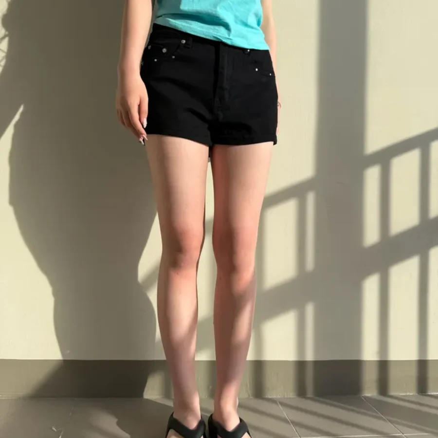 Chic Fashionable Slim Fit Casual Denim Shorts with Back Pocket Embellished with Beads Summer 2026 Ladies Jeans Shorts
Chic Fashionable Slim Fit Casual Denim Shorts with Back Pocket Embellished with Beads Summer 2026 Ladies Jeans Shorts