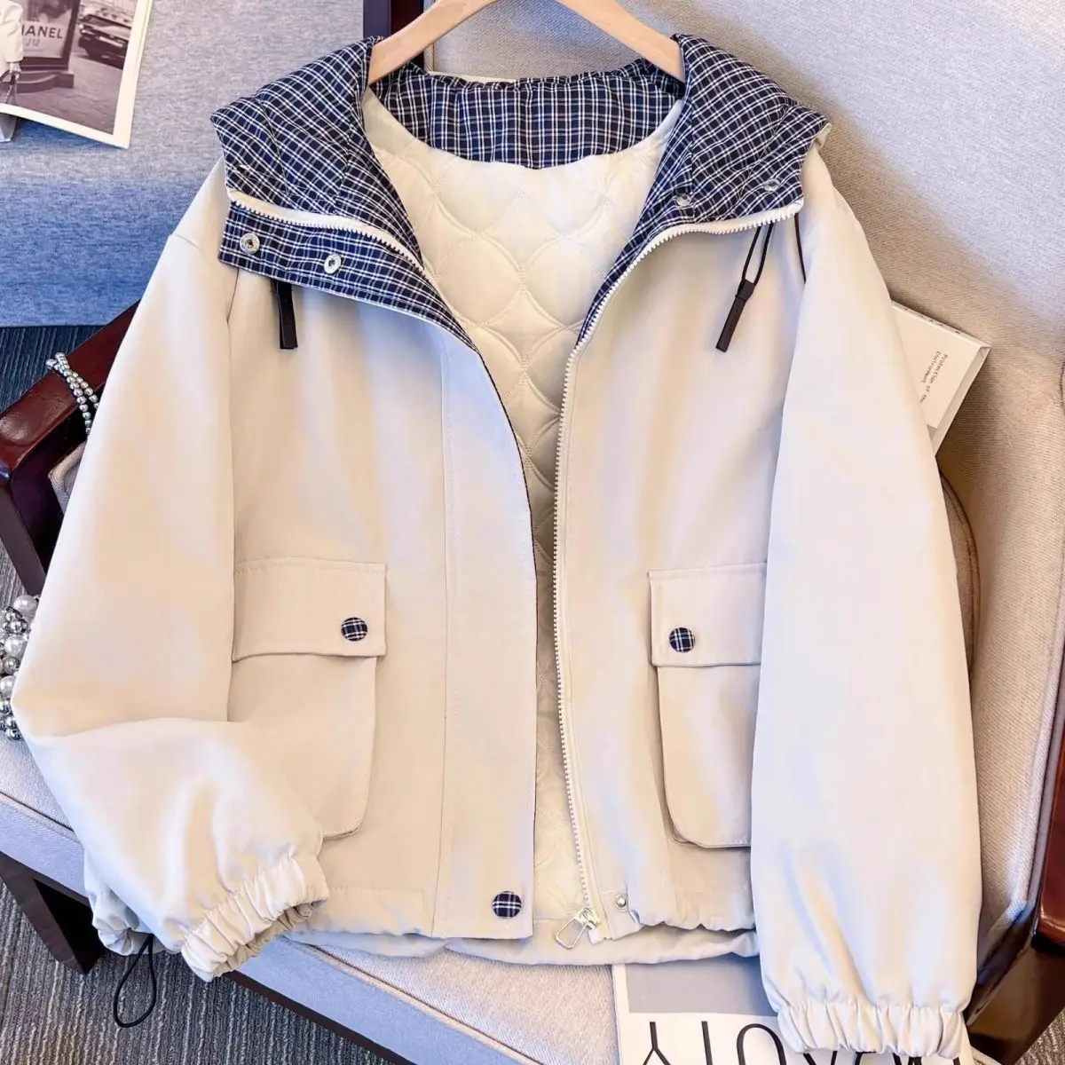 Женская куртка с капюшоном, осень-зима 2026, новое клетчатое пальто, верхняя одежда, короткое пальто, модные теплые пальто с хлопковой подкладкой, женские
Женская куртка с капюшоном, осень-зима 2026, новое клетчатое пальто, верхняя одежда, короткое пальто, модные теплые пальто с хлопковой подкладкой, женские