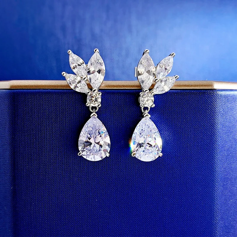 2022 new s925 silver earrings 7*10 simple fashion personality flower zircon earrings factory direct sales
2022 new s925 silver earrings 7*10 simple fashion personality flower zircon earrings factory direct sales