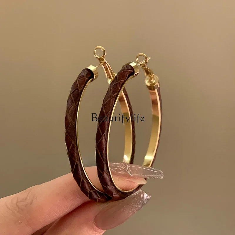 Vintage Maillard autumn and winter vibe leather earrings femininity stud earrings
Vintage Maillard autumn and winter vibe leather earrings femininity stud earrings