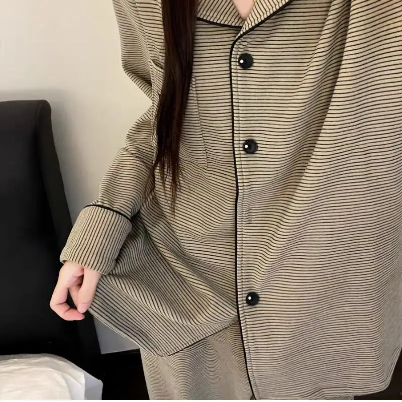 Одежда для отдыха в горячую полоску, осенне-зимний бархатный флис, утепленный модный минималистичный комплект домашней одежды в корейском стиле, допамин, хит продаж
Одежда для отдыха в горячую полоску, осенне-зимний бархатный флис, утепленный модный минималистичный комплект домашней одежды в корейском стиле, допамин, хит продаж