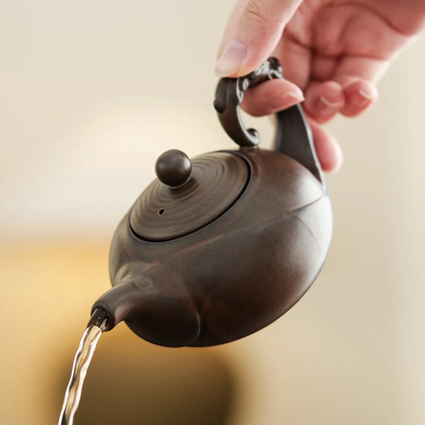 1Pc 180ML Kiln Change Classical Brown Yellow Tea Pot Ceramic Kung Fu Tea Set High-end Household Tea Brewer Filter Not Hot Teapot
1Pc 180ML Kiln Change Classical Brown Yellow Tea Pot Ceramic Kung Fu Tea Set High-end Household Tea Brewer Filter Not Hot Teapot