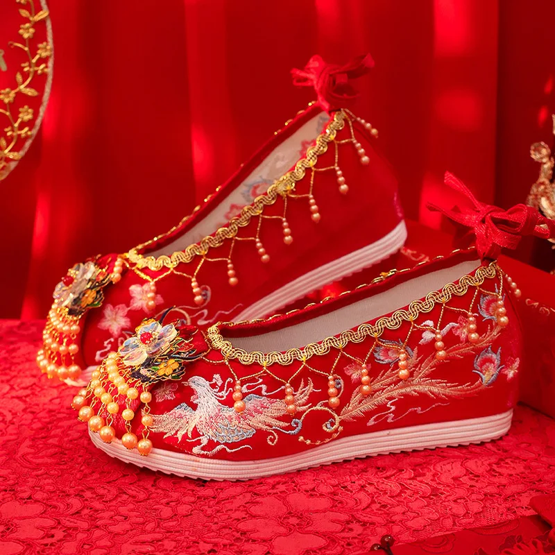 Ming Style Ancient Red Hanfu Wedding Shoes in Costume Embroidered shoes
Ming Style Ancient Red Hanfu Wedding Shoes in Costume Embroidered shoes