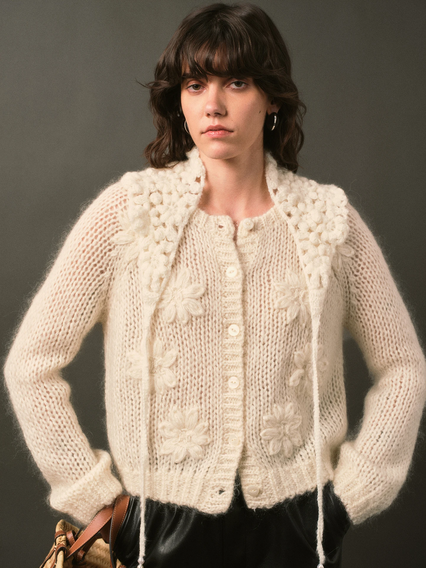 Романтичный эксклюзивный свитер ручной работы из мягкой шерсти альпака с вышивкой и 3D-декором, повседневный свободный крой, теплый кардиган Ciwalk
Романтичный эксклюзивный свитер ручной работы из мягкой шерсти альпака с вышивкой и 3D-декором, повседневный свободный крой, теплый кардиган Ciwalk