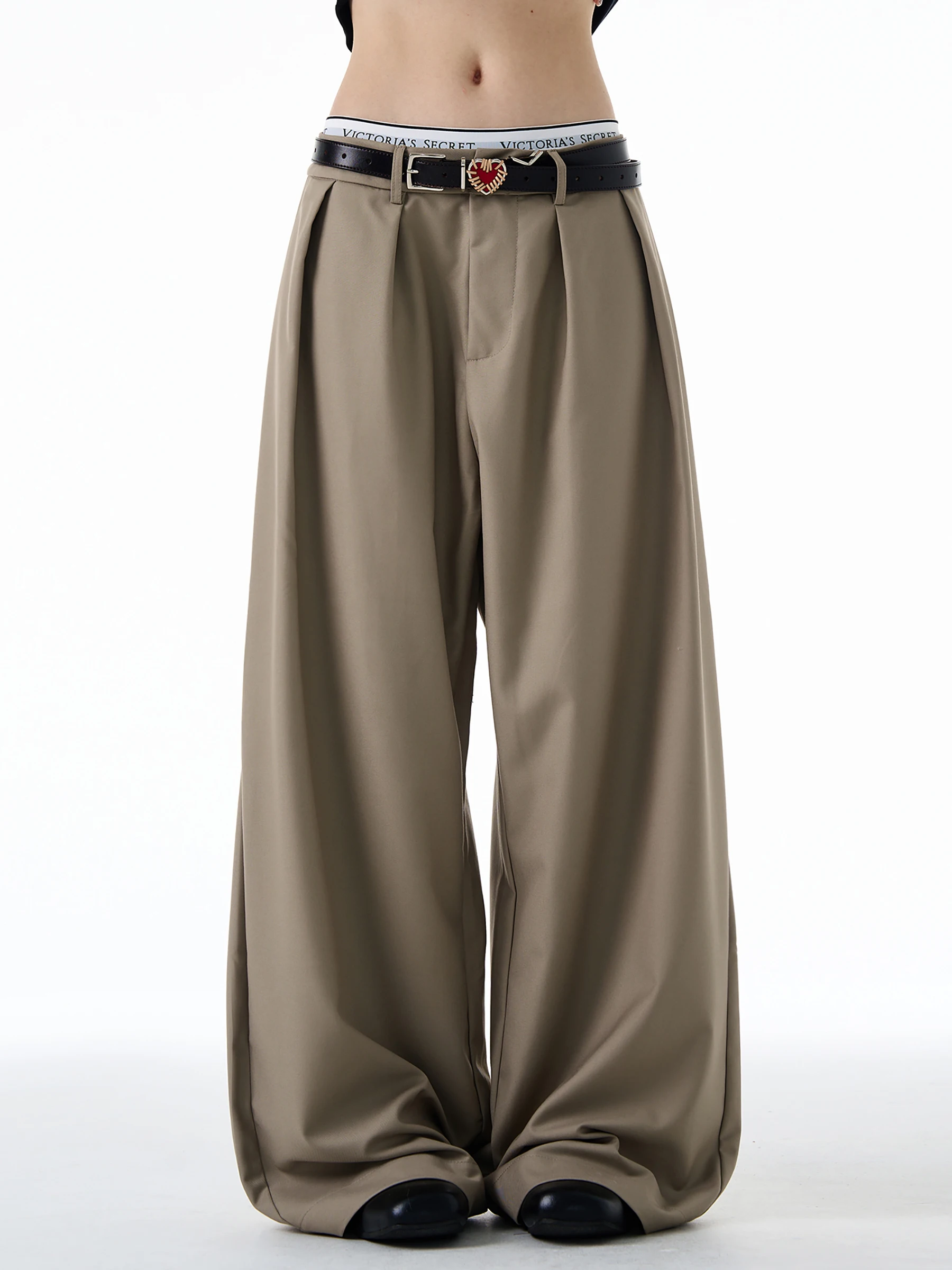 MADWITCH Американские повседневные брюки для мужчин и женщин, свободные широкие плиссированные брюки свободного покроя с высокой талией, молодежные однотонные брюки Vitali
MADWITCH Американские повседневные брюки для мужчин и женщин, свободные широкие плиссированные брюки свободного покроя с высокой талией, молодежные однотонные брюки Vitali