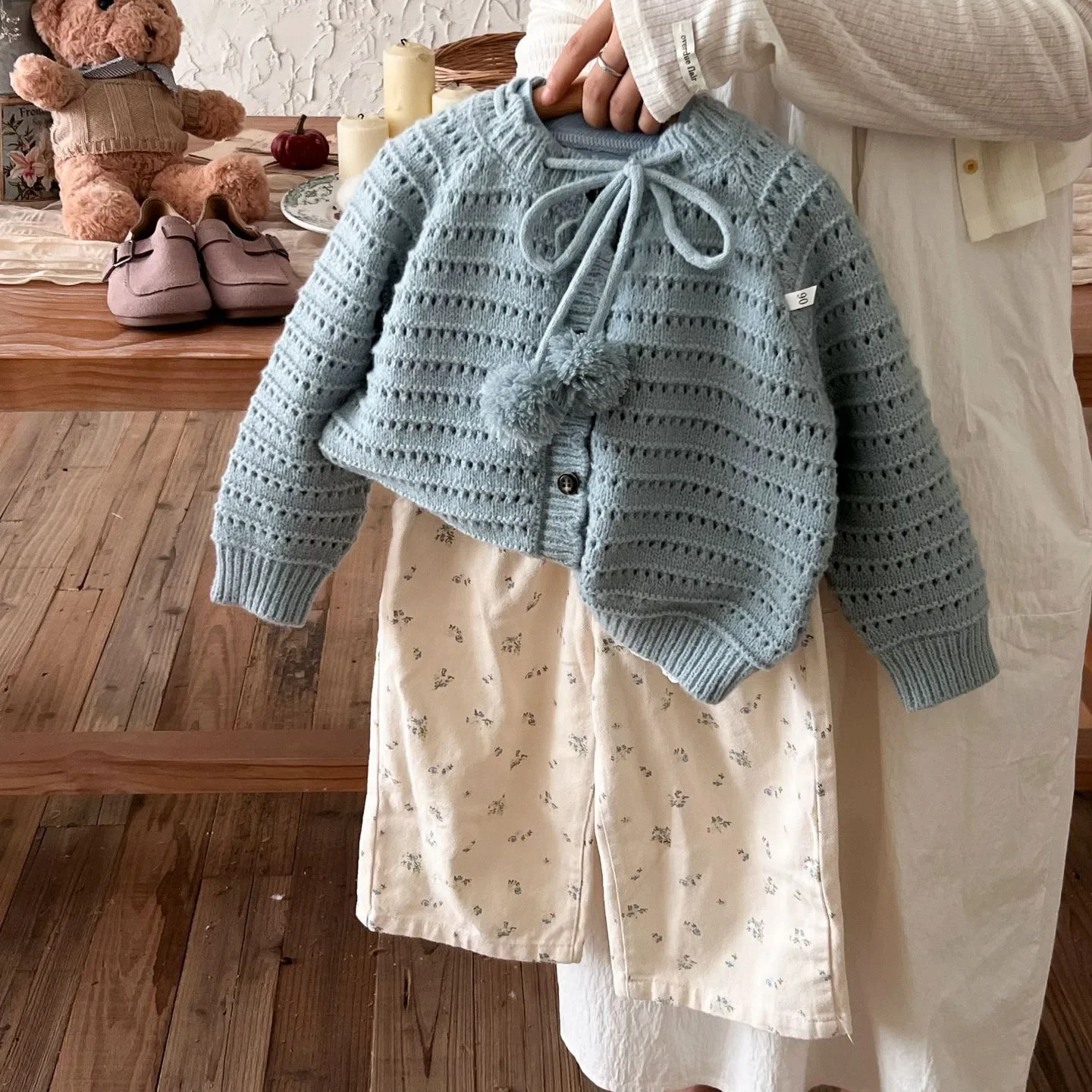 Girls Suit 2024 Autumn New Childrens Wear Korean Style Girl Baby Base Shirt Ball Ball Sweater Cardigan Coat Two-piece Set
Girls Suit 2024 Autumn New Childrens Wear Korean Style Girl Baby Base Shirt Ball Ball Sweater Cardigan Coat Two-piece Set