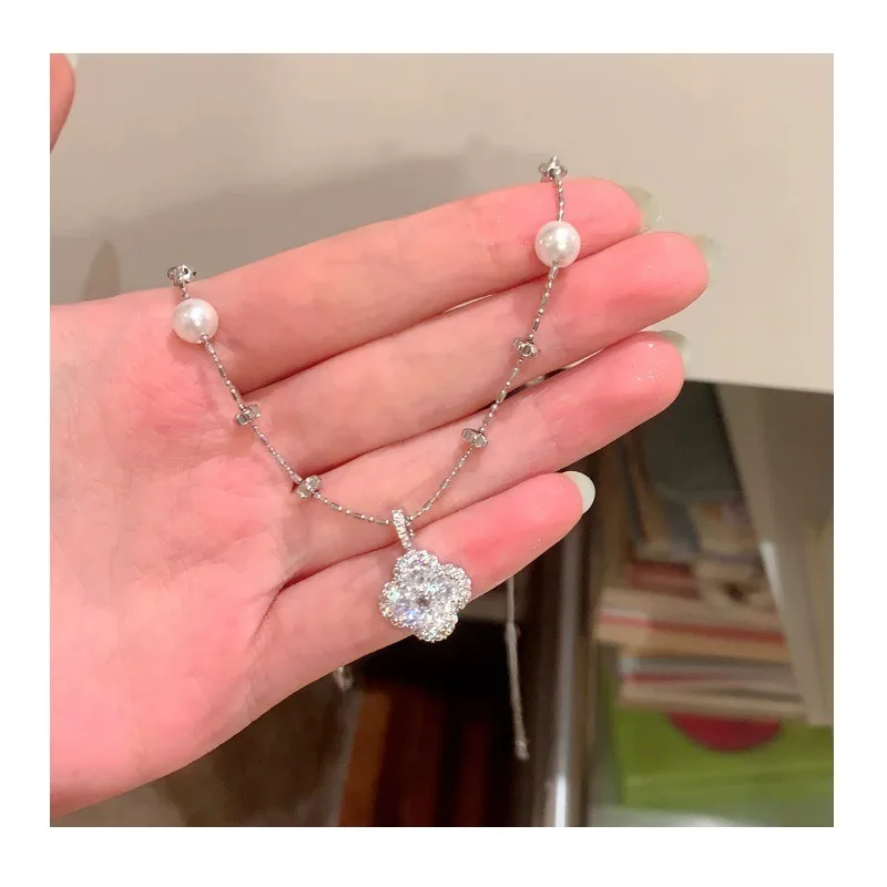 Explosive Bright Four-leaf Flower Pendant, Pearl Necklace, Women's Light Luxury High-end Clavicle Chain, New Neck Chain Accessor
Explosive Bright Four-leaf Flower Pendant, Pearl Necklace, Women's Light Luxury High-end Clavicle Chain, New Neck Chain Accessor