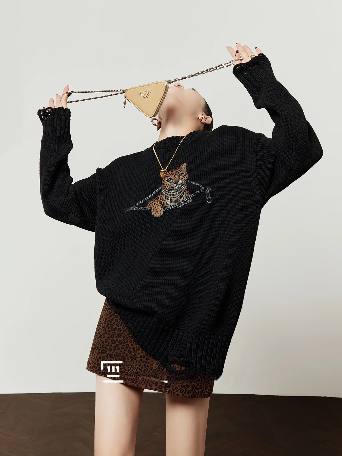 Женский вязаный свитер с леопардовым принтом и молнией, свободного кроя, весенняя новинка, удобный трикотаж в стиле ретро
Женский вязаный свитер с леопардовым принтом и молнией, свободного кроя, весенняя новинка, удобный трикотаж в стиле ретро