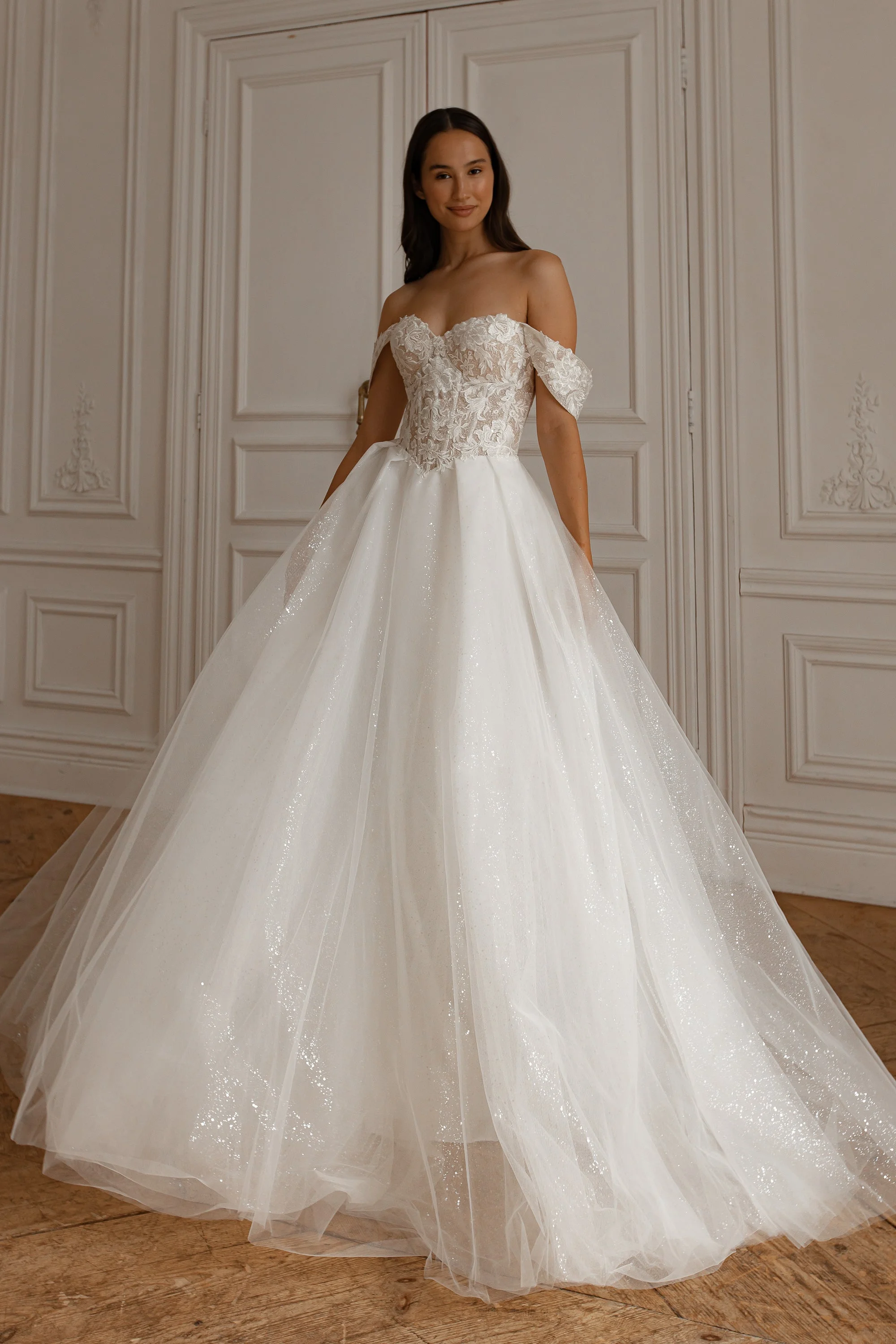 Off the Shoulder Lace Tulle Wedding Dresses Sweetheart Appliques Glitter Basque Long Prom Dress Luxurious Customized
Off the Shoulder Lace Tulle Wedding Dresses Sweetheart Appliques Glitter Basque Long Prom Dress Luxurious Customized