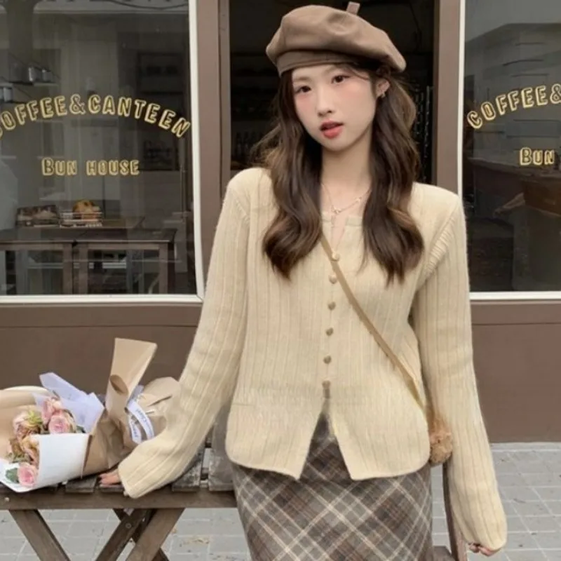 Long Sleeved Knitted Sweater 2024 New Spring Autumn Korean V-neck Temperament Women's Inner Blouse Cardigan Jacket Casual Tops
Long Sleeved Knitted Sweater 2024 New Spring Autumn Korean V-neck Temperament Women's Inner Blouse Cardigan Jacket Casual Tops