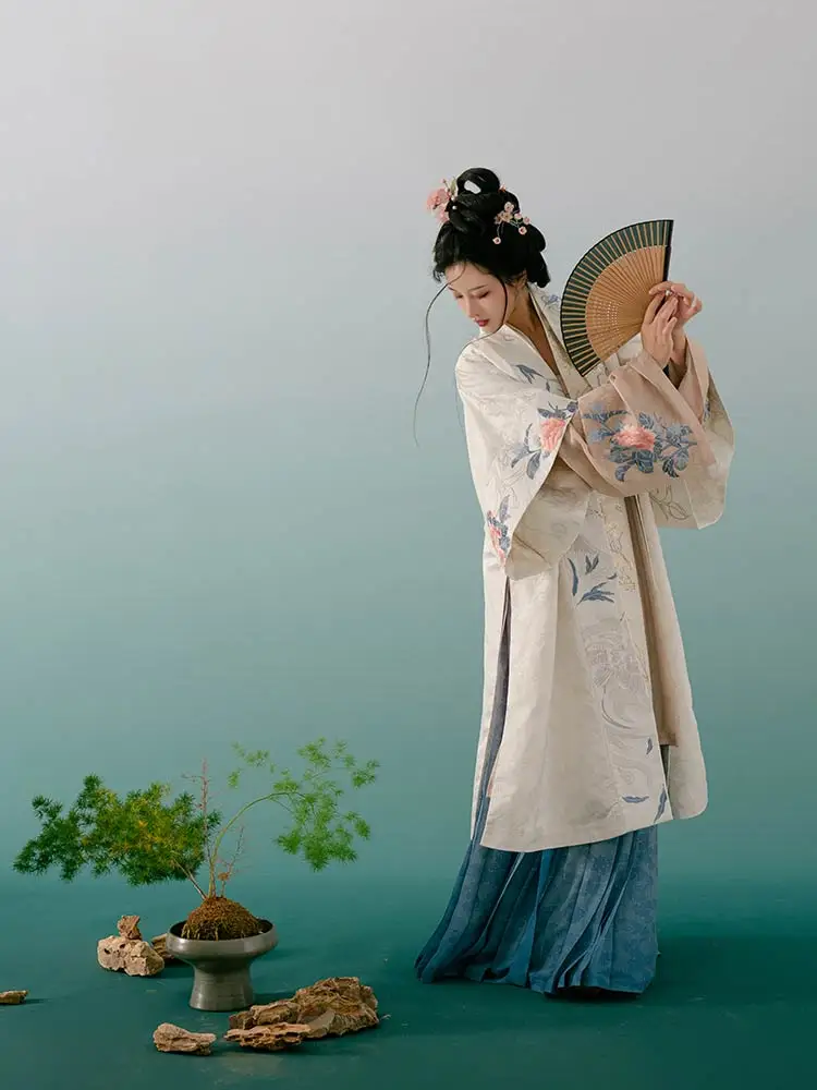 Оригинальный дизайн, удлиненный топ с воротником-стойкой и вышивкой в стиле династии Сун, скрытый узор Фэнцзяньлинь, свободный крой, полиэстер
Оригинальный дизайн, удлиненный топ с воротником-стойкой и вышивкой в стиле династии Сун, скрытый узор Фэнцзяньлинь, свободный крой, полиэстер