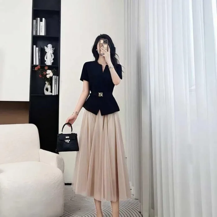 New Luxury Fashion Summer Two Piece Set Women OL O-neck Short Sleeve Shirt Top + Mesh A-line Skirt Elegant Suit with Linnng
New Luxury Fashion Summer Two Piece Set Women OL O-neck Short Sleeve Shirt Top + Mesh A-line Skirt Elegant Suit with Linnng