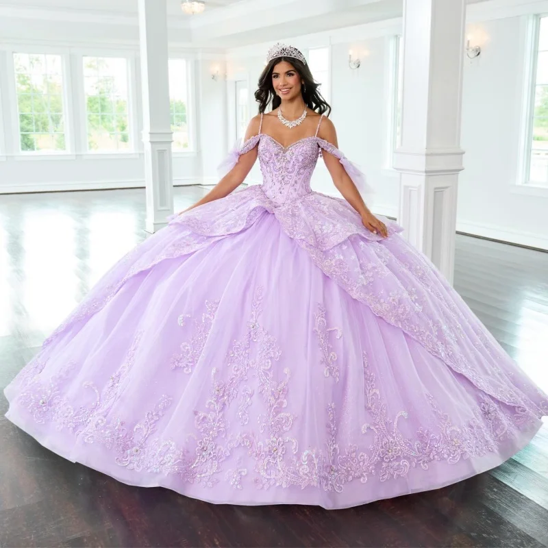 Блестящие платья для квинсеаньеры цвета лаванды с открытыми плечами, кристаллами, пайетками, оборками, длинным шлейфом, на заказ.
Блестящие платья для квинсеаньеры цвета лаванды с открытыми плечами, кристаллами, пайетками, оборками, длинным шлейфом, на заказ.