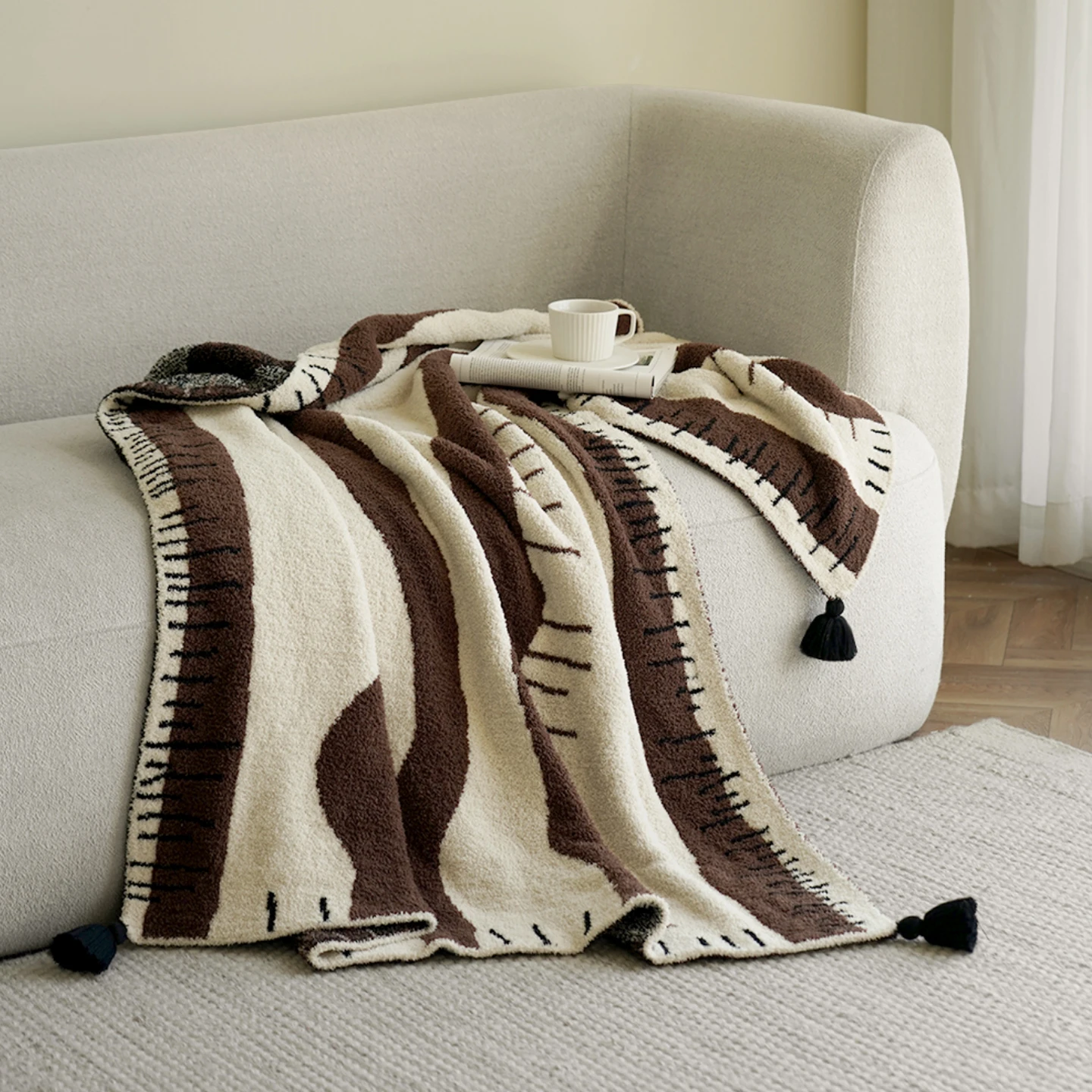 Artistic Half-Fleece Blanket Sofa Cover Living Room Bedroom Sample Room Warm Cozy Polyester Fiber Blanket Universal Season Use
Artistic Half-Fleece Blanket Sofa Cover Living Room Bedroom Sample Room Warm Cozy Polyester Fiber Blanket Universal Season Use