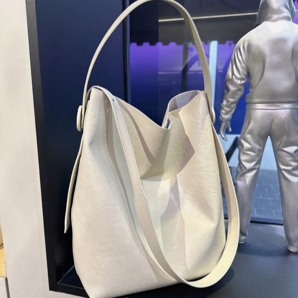 New Leather Women's Bag Large-capacity Bucket Fashion Texture Unique Classic Versatile Lazy Style Casual Underarm Shoulder
New Leather Women's Bag Large-capacity Bucket Fashion Texture Unique Classic Versatile Lazy Style Casual Underarm Shoulder