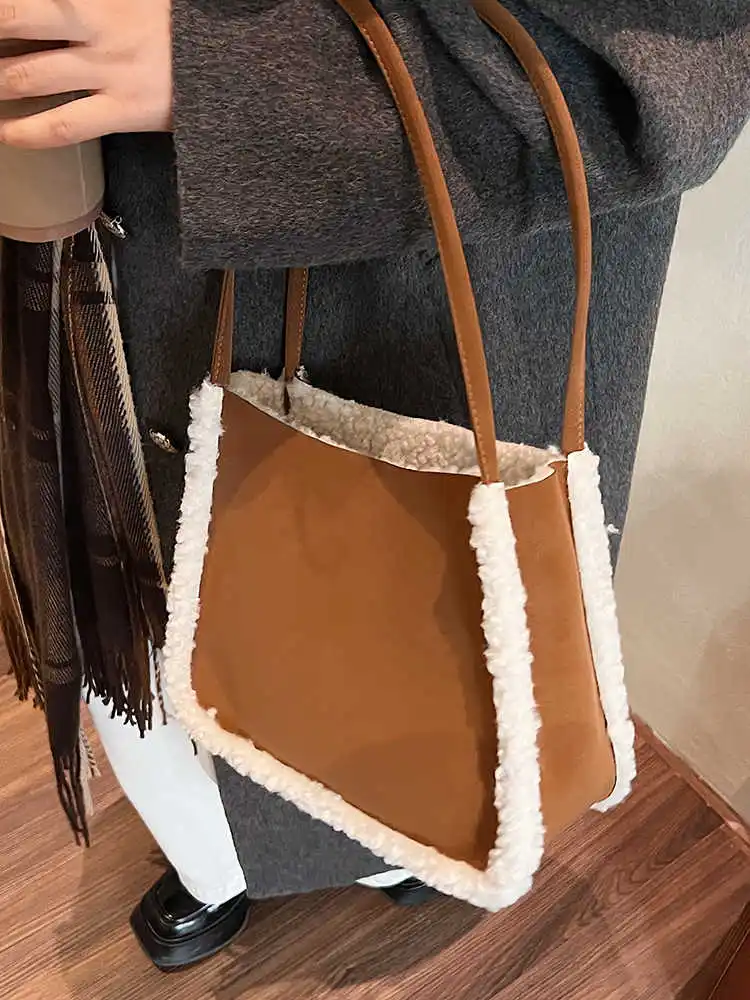 Autumn Winter Fashionable Suede Water Bucket Bag New Lamb Wool Splicing Single Shoulder Tote Bag Women Versatile Underarm Bag
Autumn Winter Fashionable Suede Water Bucket Bag New Lamb Wool Splicing Single Shoulder Tote Bag Women Versatile Underarm Bag