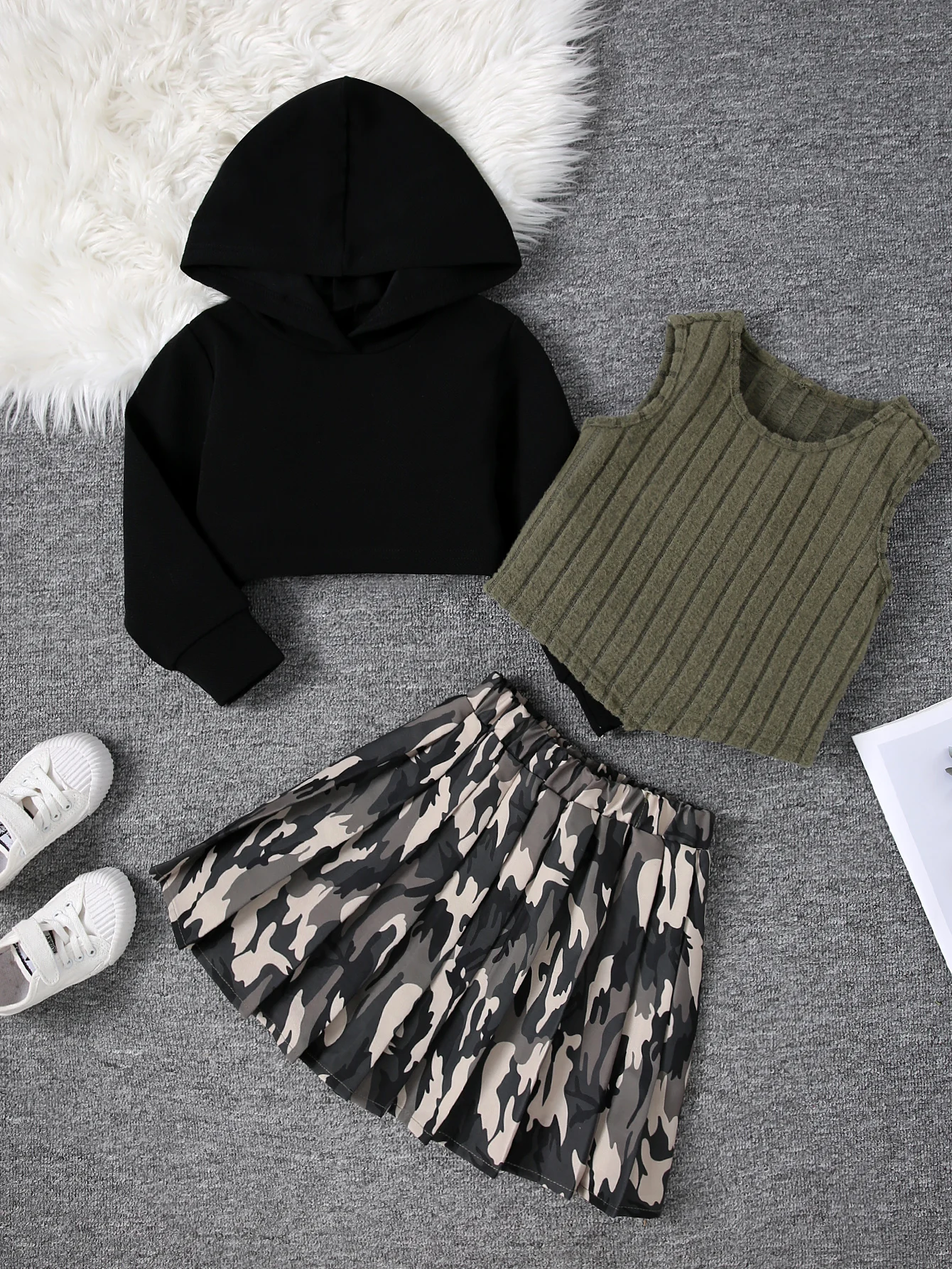 Весенне-осенний короткий стильный однотонный свитшот с капюшоном для девочек, жилет, камуфляжная плиссированная юбка, повседневный спортивный костюм
Весенне-осенний короткий стильный однотонный свитшот с капюшоном для девочек, жилет, камуфляжная плиссированная юбка, повседневный спортивный костюм