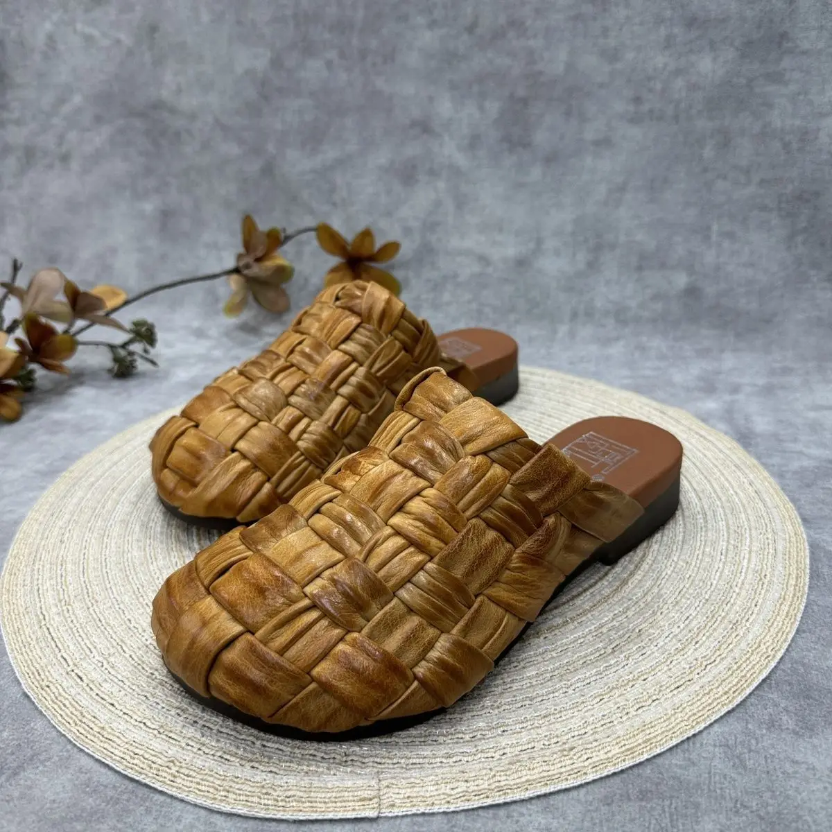 Summer New Leather Toe Box Ethnic Style Woven Handmade Outdoor Retro Flat Bottom Sandals for Women
Summer New Leather Toe Box Ethnic Style Woven Handmade Outdoor Retro Flat Bottom Sandals for Women