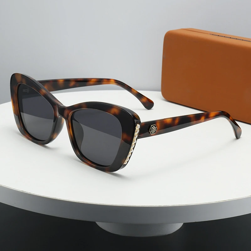 2025 New Cat Eye Pearl Sunglasses Women Fashion Simple Trend Sun Glasses UV400 Ladies Classic Goggle Oculos De Sol Feminino
2025 New Cat Eye Pearl Sunglasses Women Fashion Simple Trend Sun Glasses UV400 Ladies Classic Goggle Oculos De Sol Feminino