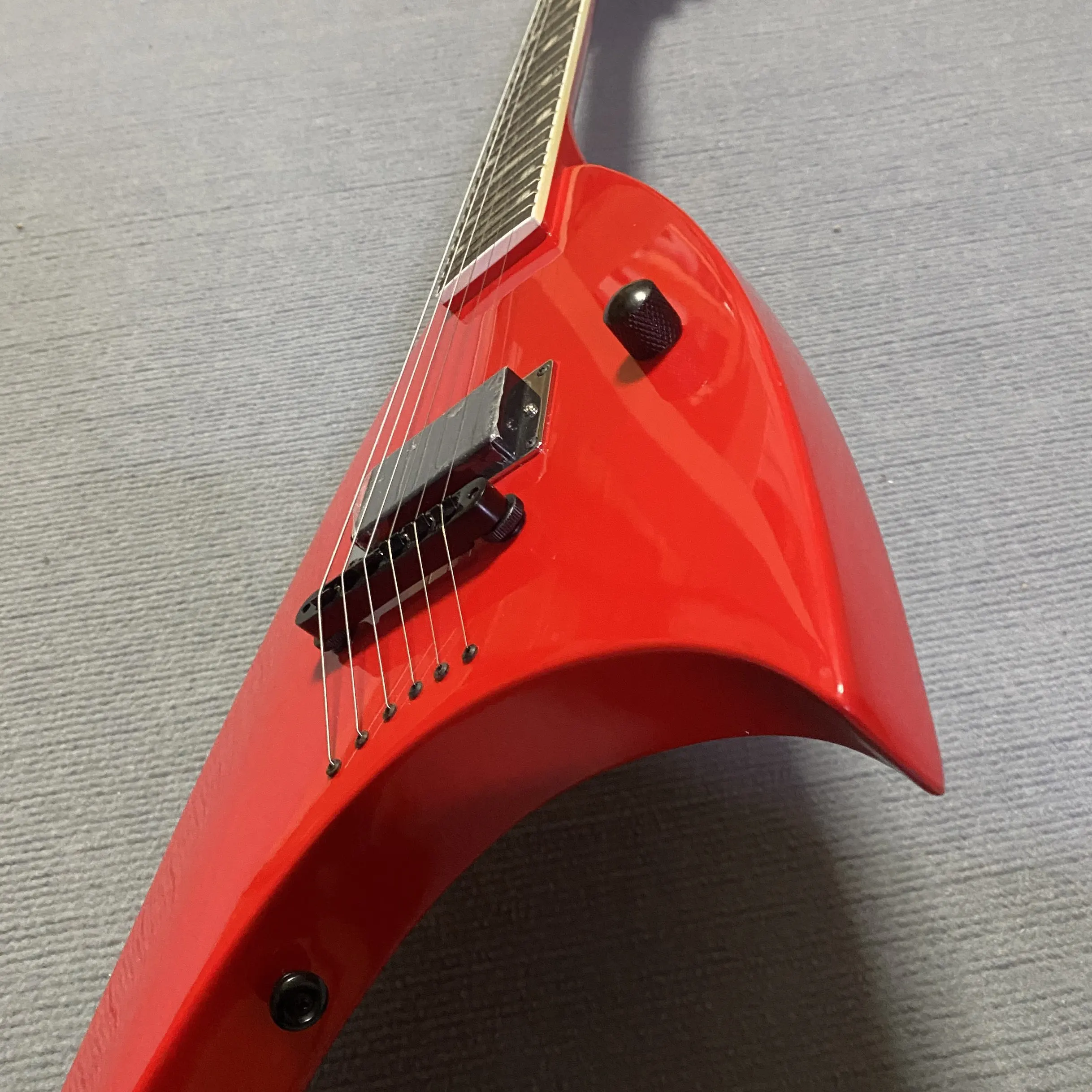 Red solid wood custom-shaped guitar 48-hour express delivery of electric guitars with real pictures and video shooting.
Red solid wood custom-shaped guitar 48-hour express delivery of electric guitars with real pictures and video shooting.