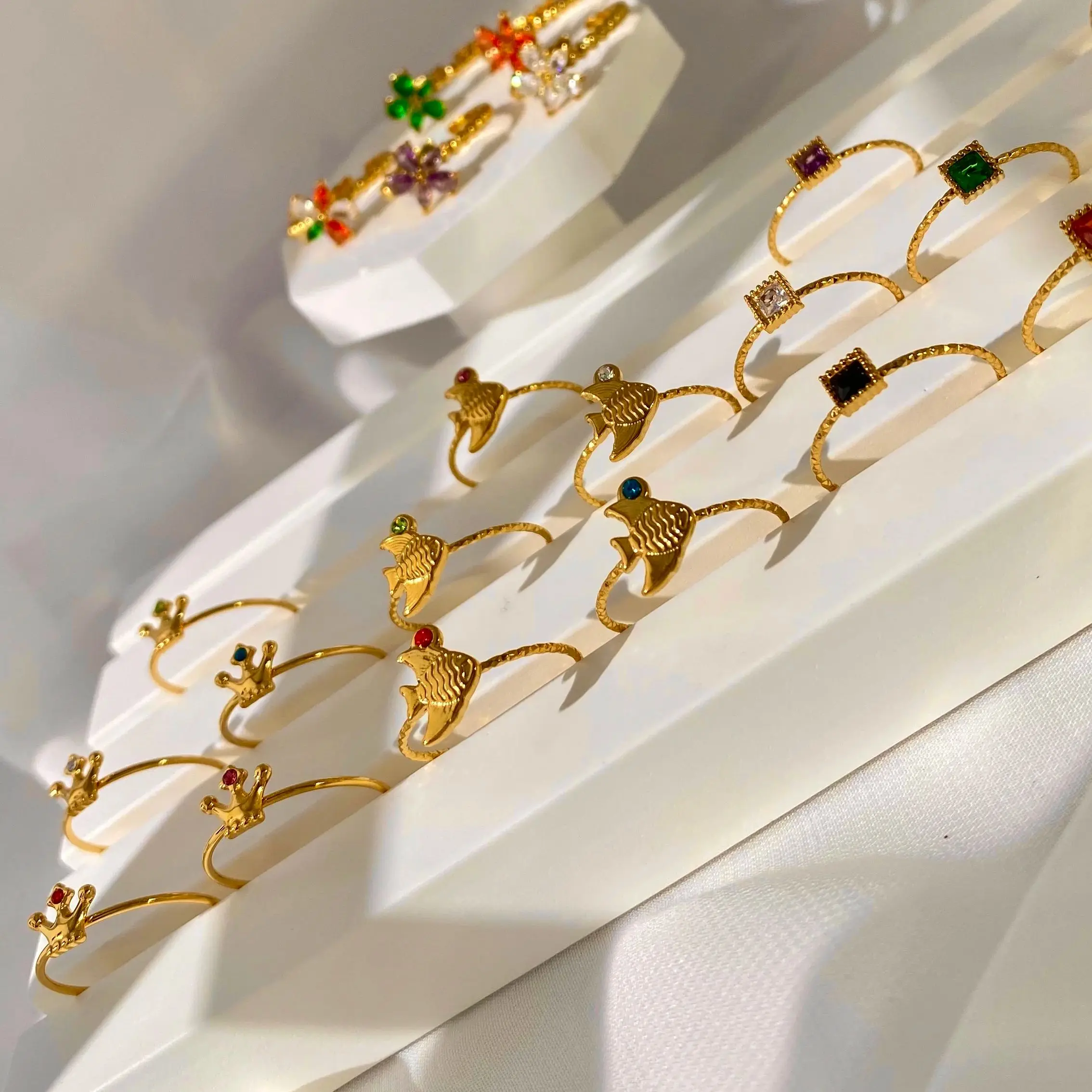 CARLIDANA New Gold Plated Stainless Steel Adjustable Open Ring Crown Fish Shaped Colorful Zircon Ring Ladies' Fashion Jewelry
CARLIDANA New Gold Plated Stainless Steel Adjustable Open Ring Crown Fish Shaped Colorful Zircon Ring Ladies' Fashion Jewelry