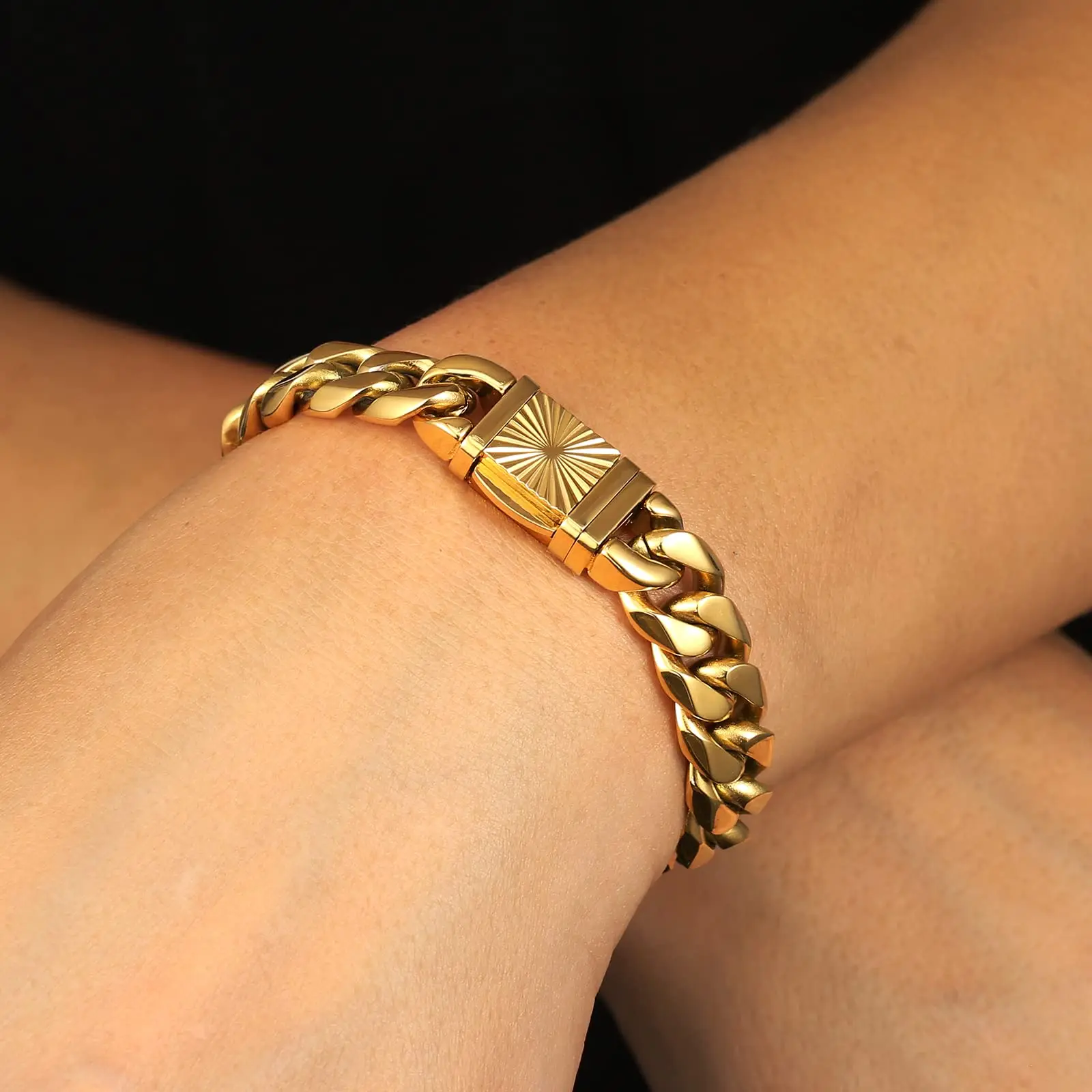 Fashion Pattern Snap Button Cuban Link Bracelet Men Women 18K Gold Plated Stainless Steel
Fashion Pattern Snap Button Cuban Link Bracelet Men Women 18K Gold Plated Stainless Steel