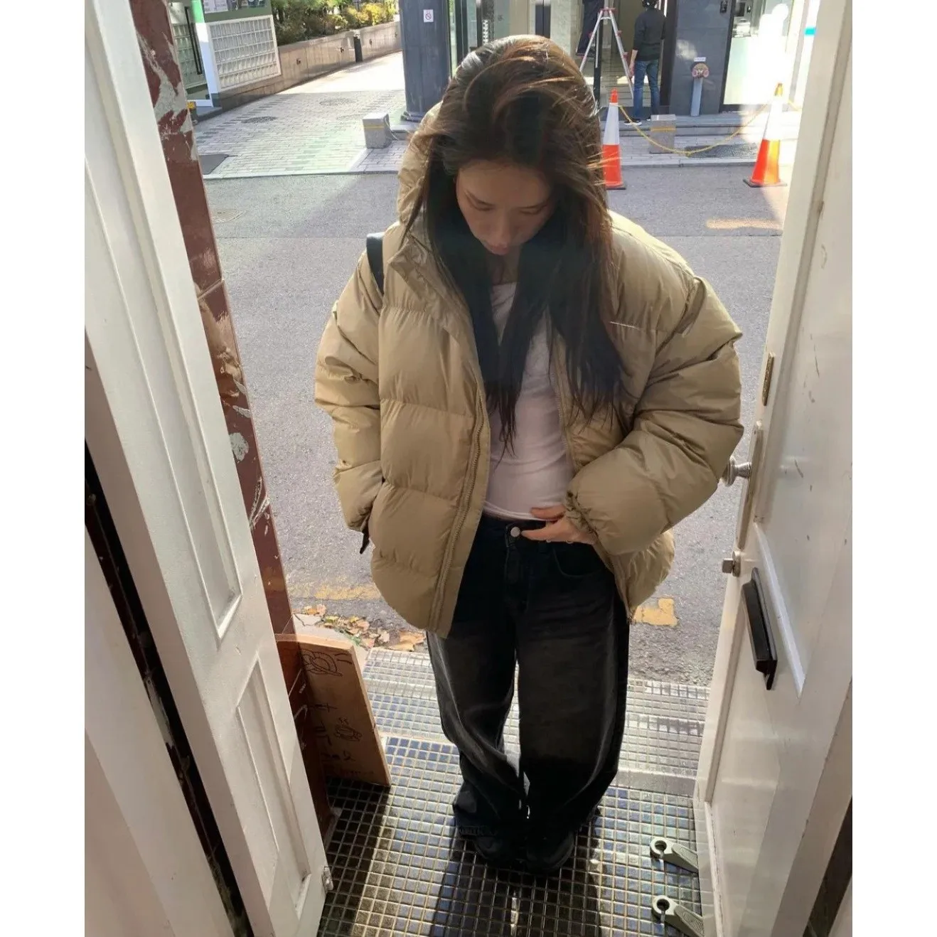 Korean Sle Warm Lightweight Hooded Puffer Jaet Bread Design Polyester Fiber Du down Filling Medium Length Coat
Korean Sle Warm Lightweight Hooded Puffer Jaet Bread Design Polyester Fiber Du down Filling Medium Length Coat