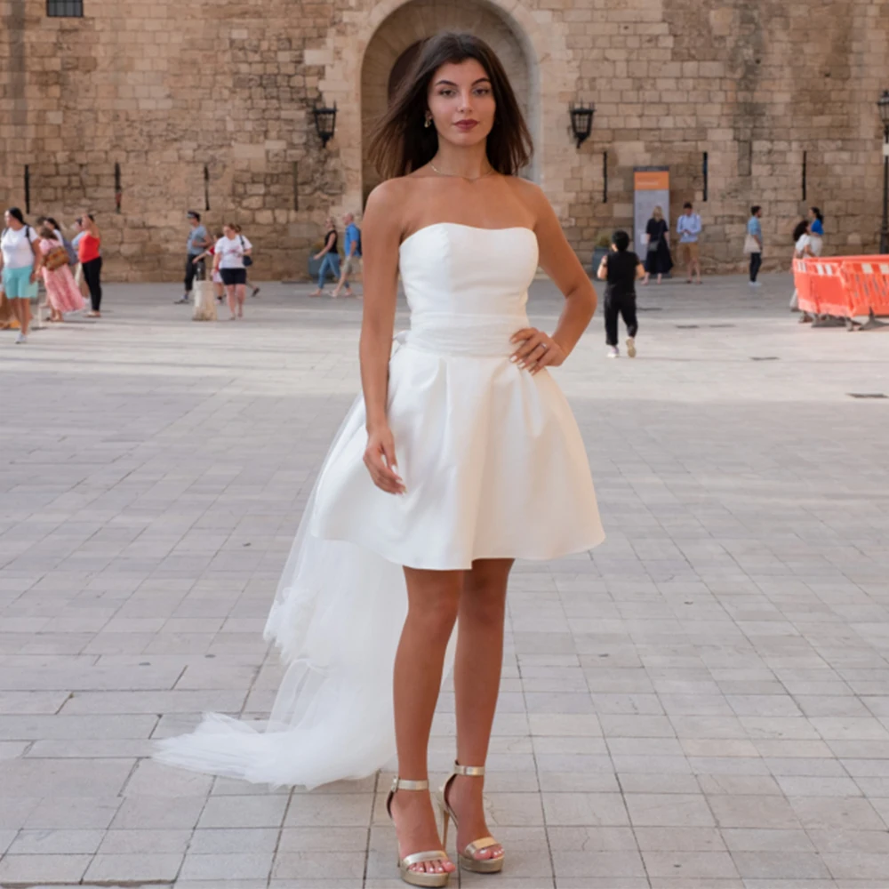 Short Wedding Dress White Satin A Line Strapless Applique Tulle Trian Wedding Gowns for Women Belt Bow Backless Bridal Gown Mini
Short Wedding Dress White Satin A Line Strapless Applique Tulle Trian Wedding Gowns for Women Belt Bow Backless Bridal Gown Mini